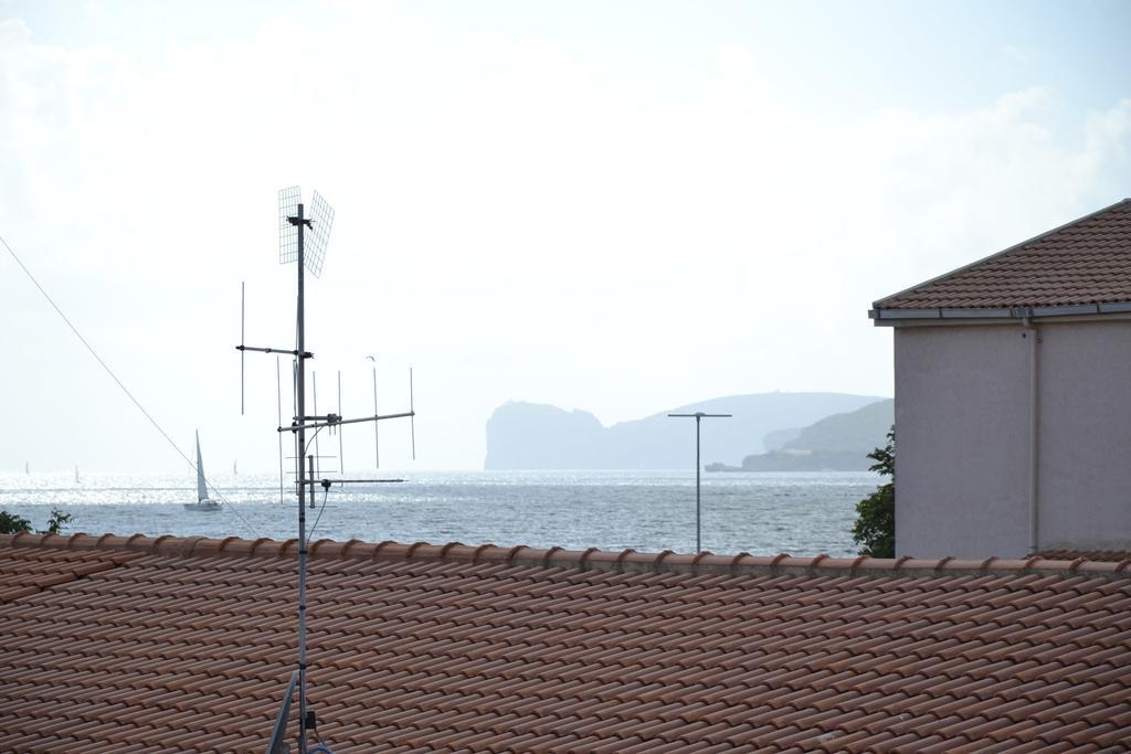 White Beach Alghero Bilik gambar